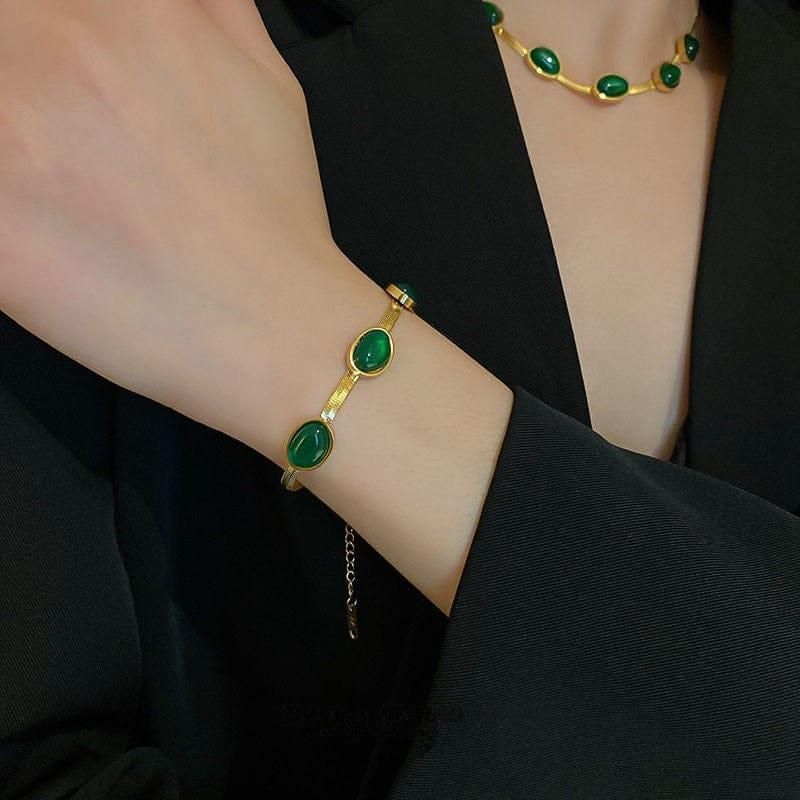 Elegant Oval Green Crystal Jewelry Set – Pendant Necklace & Matching Bracelet